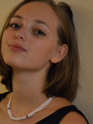 White necklace with purple elements / Bílý náhrdelník s fialovými prvky
